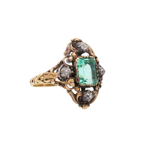 Ring mit Smaragd und 4 Altschliffdiamanten von zus. ca. 0,12 ct,