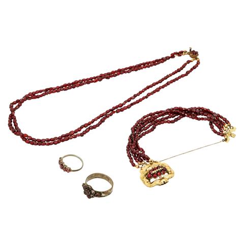 Schmuckkonvolut 4-teilig: Mehrreihiges Armband und Collier aus facettierten Granaten