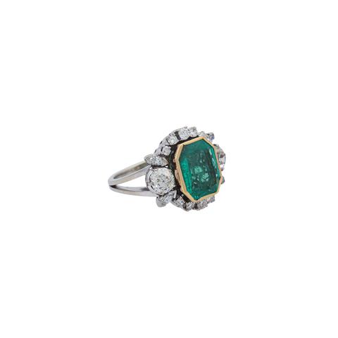 Ring mit Smaragd von ca. 2,1 ct und Diamanten