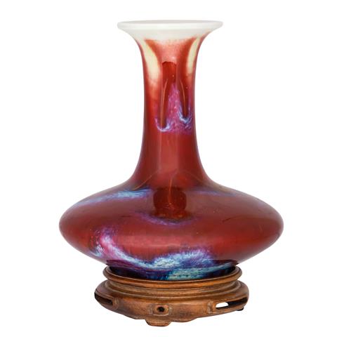 Vase mit Ochsenblut-Glasur. CHINA, Qing-Dynastie (1644-1911)