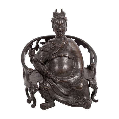 Sitzender Himmelsbeamter aus Bronze. CHINA, Qing-Dynastie (1644-1912).