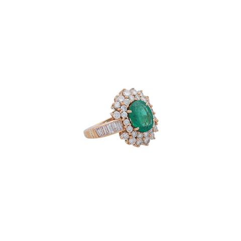 Ring mit Smaragd ca. 1,6 ct und Diamanten zus. ca. 1,9 ct,
