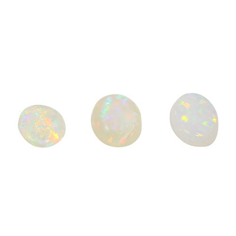 Konvolut aus 3 weißen Opalen zus. ca. 4,49 ct,