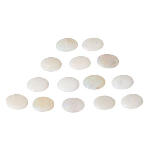 14 ovale Opal-Cabochons von zus. ca. 41,1 ct,