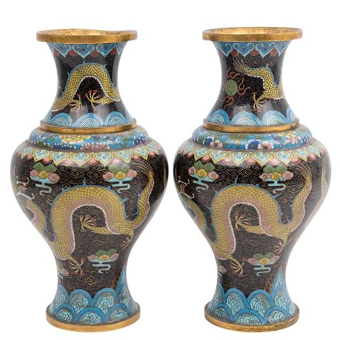 Paar Cloisonné-Vasen. CHINA,