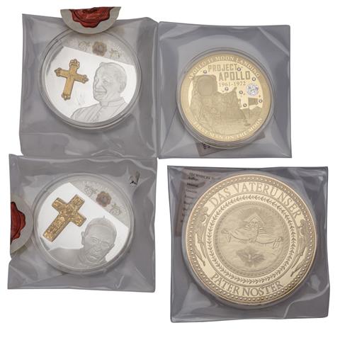 4 "gigantische", moderne Medaillen mit Swarovski Kristallen,