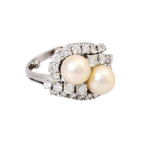 Ring mit 2 schönen Perlen umschlungen von 26 Brillanten