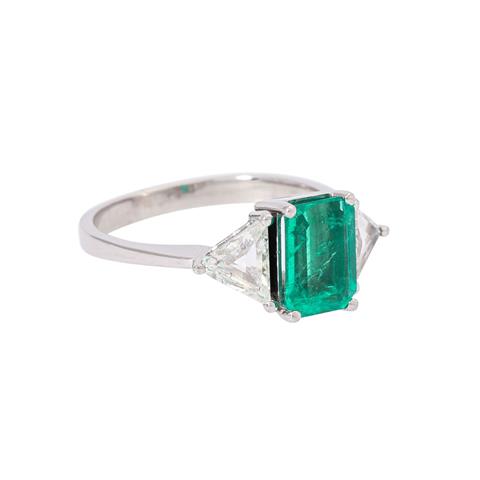 Ring mit Smaragd ca. 1,3 ct und 2 Diamanttriangeln zus. ca. 0,8 ct