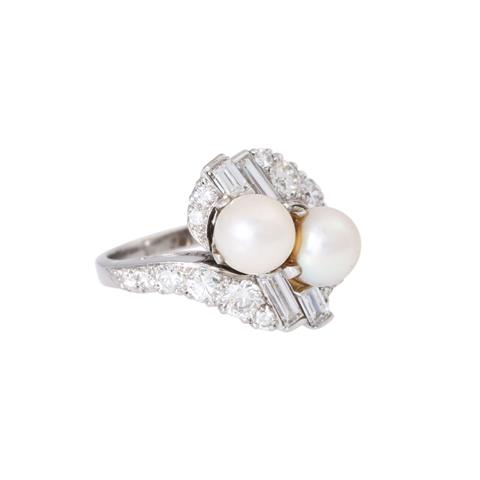 Ring mit 2 Perlen umgeben von Diamanten zus. ca. 1 ct,