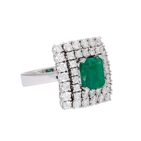 Ring mit Smaragd, zweireihig umrahmt von 40 Brillanten zus. ca. 2,15 ct