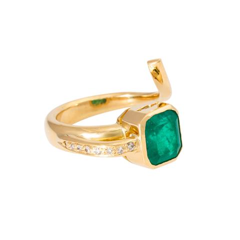 Ring mit Smaragd 2,56 ct (punziert) und Diamanten ca. 0,04 ct,