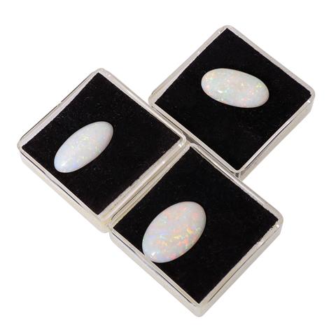 Konvolut von 3 ovalen Opal-Cabochons von zus. ca. 23,7 ct,