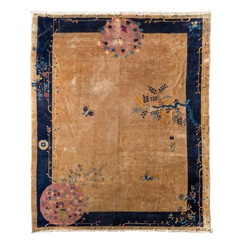 Peking Teppich. CHINA, um 1920, 340X280 cm.