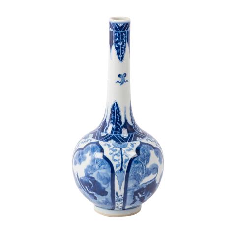 Blau-weiße Langhalsvase. CHINA, Qing-Dynastie (1644-1912).