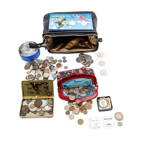 Kleines Täschchen, befüllt mit diversen Münzen, darunter viele Kursmünzen