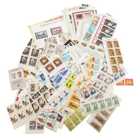 BRD - Tütchen, gut befüllt mit DM Briefmarken und Blockausgaben,