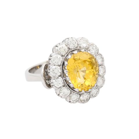 Ring mit gelbem Saphir ca. 7,5 ct und 14 Brillanten zus. ca. 2 ct,