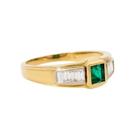 Ring mit Smaragd und Diamantbaguettes zus. ca. 0,5 ct,