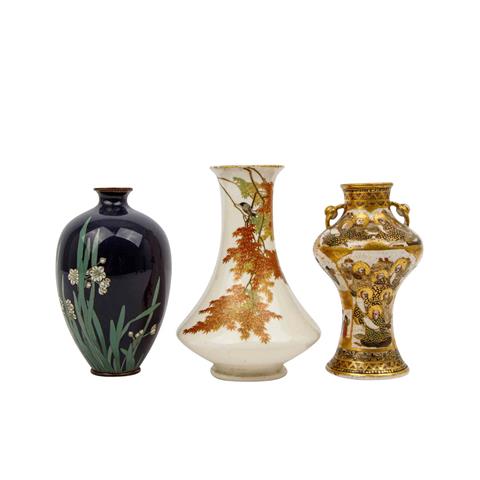 3 kleine Vasen, JAPAN, um 1900: