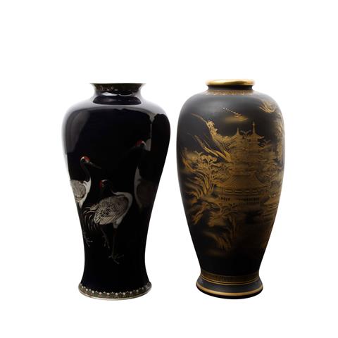 2 Vasen. JAPAN, um 1900: