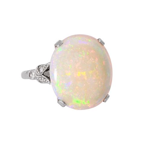 Ring mit feinem weißem Opal mit lebhaftem Farbspiel,