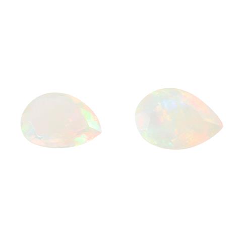 Paar tropfenförmig facettierte Opale, zus. ca. 3 ct,