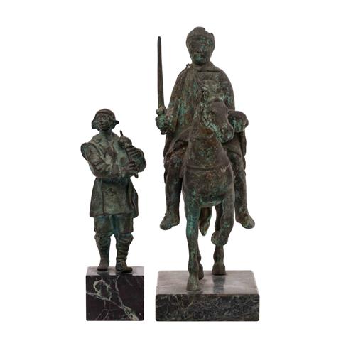 2 REPLIKEN: "Reiterstatuette Karl des Großen" und "Dudelsackpfeifer",