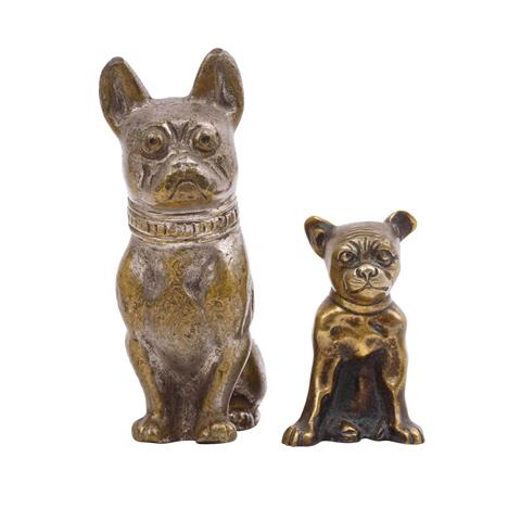 Zwei Bronzefiguren sitzender Bulldoggen,