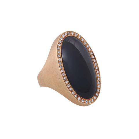 Ring mit ovalem Onyx umrahmt von Brillanten zus. ca. 0,45 ct,