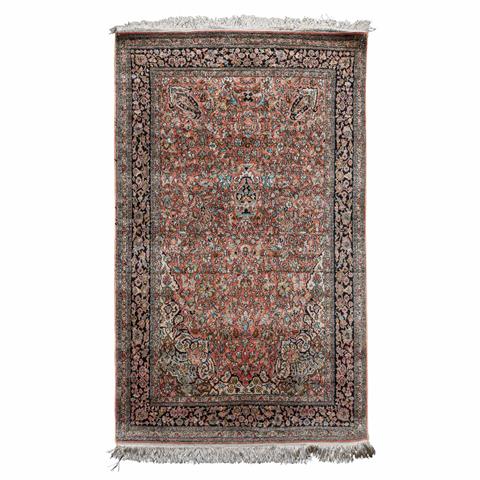Orientteppich aus Kaschmirseide. 20. Jh., 210x120 cm.