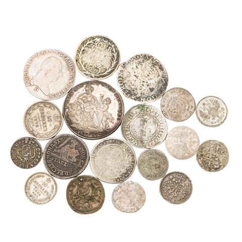 15 alte Papiertütchen mit Münzen ab der frühen Neuzeit,