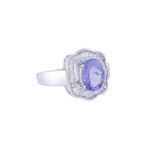 Ring mit ovalem Tansanit umgeben von Diamanten von zus. ca. 1,3 ct,