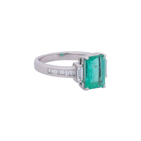 Ring mit Smaragd von 2,5 ct flankiert von Diamantbaguettes zus. ca. 0,6 ct,