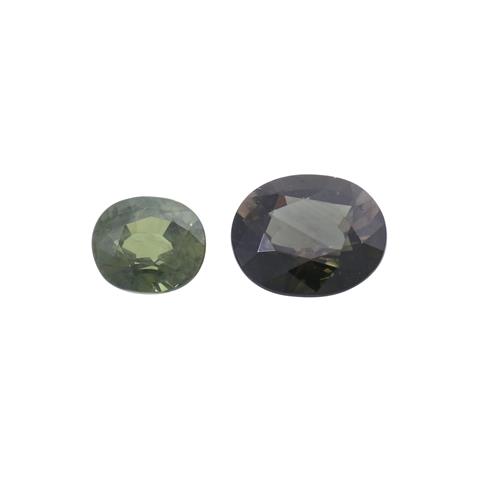 2 oval facettierten, grünen Edelsteinen: