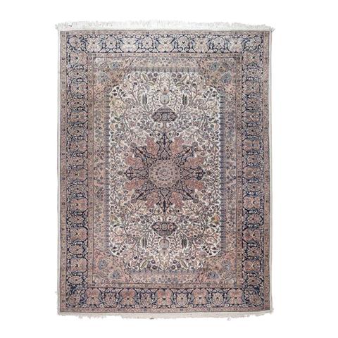 Orientteppich mit Seide. WASIRABAD/PAKISTAN, 20. Jh., 322x244 cm.
