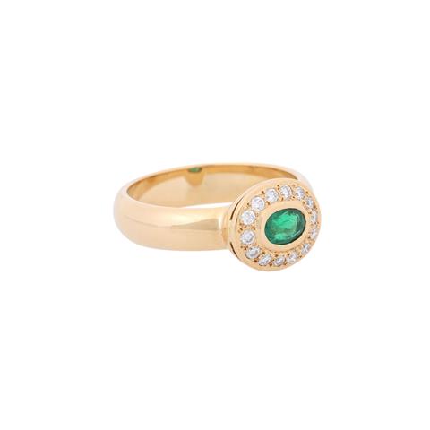 Ring mit ovalem Smaragd ca. 0,5 ct und Brillanten zus. ca. 0,21 ct,