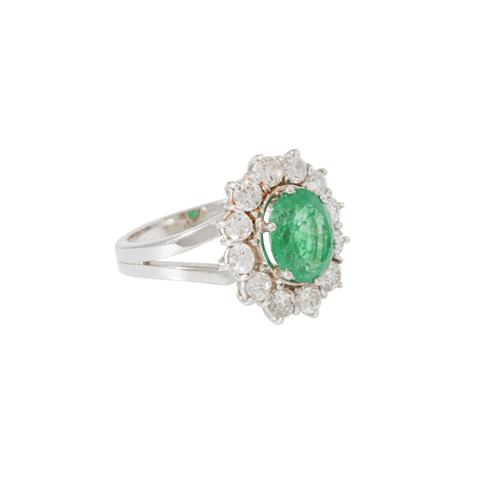 Ring mit ovalem Smaragd ca. 2,8 ct, entouriert von Altschliffdiamanten