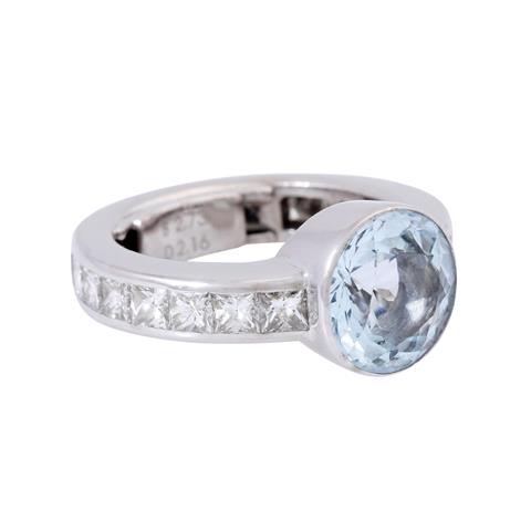 Ring mit Aquamarin und Prinzessdiamanten von zus. ca. 2,16 ct,