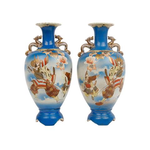 Paar blaugrundige Vasen im Satsuma-Stil. CHINA, um 1900,
