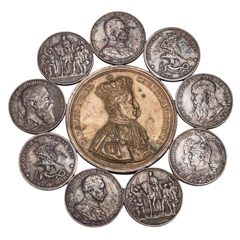 Historischer Untersetzer mit französischer Bronzemedaille und 9x 2-Mark-Münzen aus dem dt. Kaiserreich