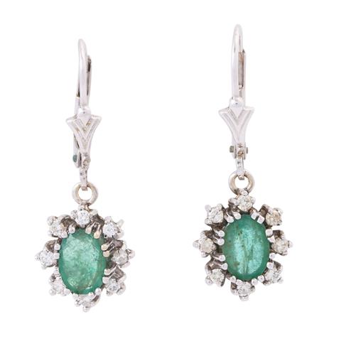Ohrhänger mit ovalen Smaragden umgeben von Diamanten