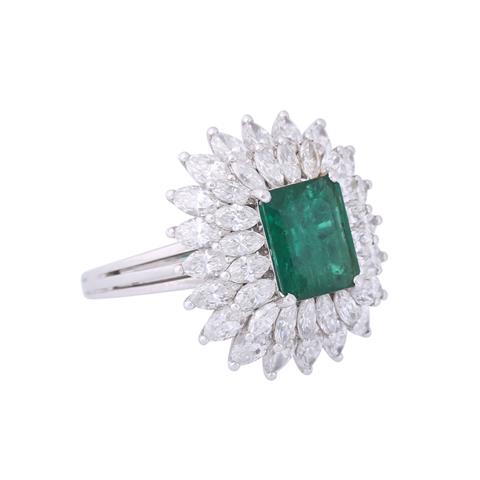 Ring mit Smaragd zweireihig entouriert von Diamantnavettes,