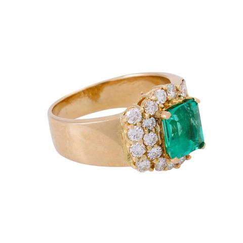 Ring mit Smaragd ca. 1,68 ct (punziert) und Diamanten zus. ca. 1,1 ct,