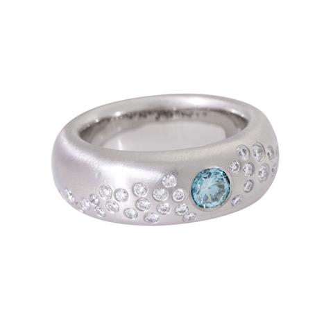 Ring mit blauem Brillant ca. 0,34 ct umgeben von Brillanten zus. ca. 0,42 ct,