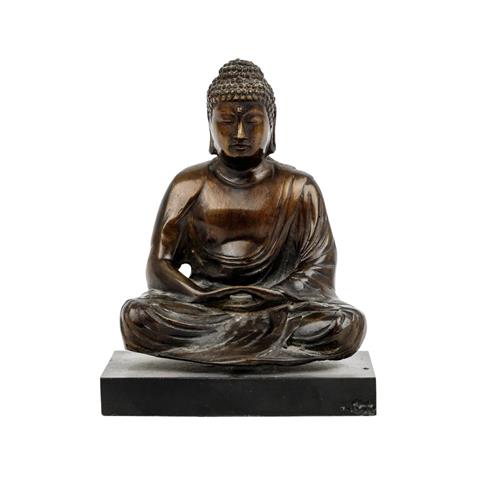 Bronze des Buddha im Meditationssitz. CHINA,