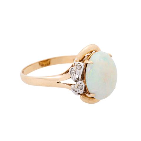 Ring mit ovalem Opal und Achtkantdiamanten zus. ca. 0,07 ct,
