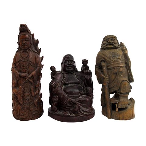 Drei Gottheiten aus Holz. CHINA: