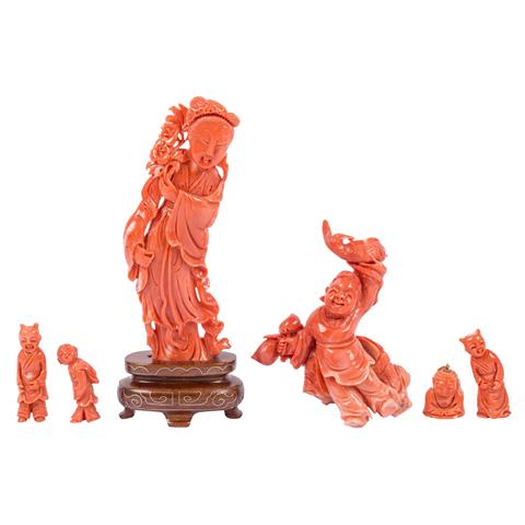 Sechs Figuren aus orange-roter Koralle. CHINA, 1. Hälfte 20. Jh.: