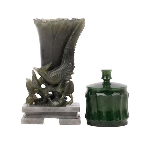 Ziervase und Deckeldose aus grüner Jade. CHINA: