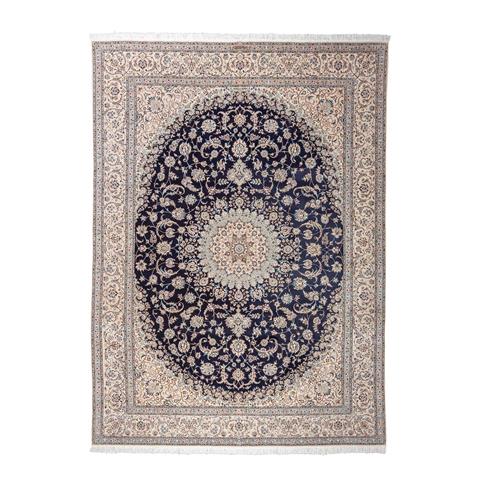 Orientteppich mit Seide. NAIN/IRAN, signiert, 20. Jh., ca. 350x252 cm.